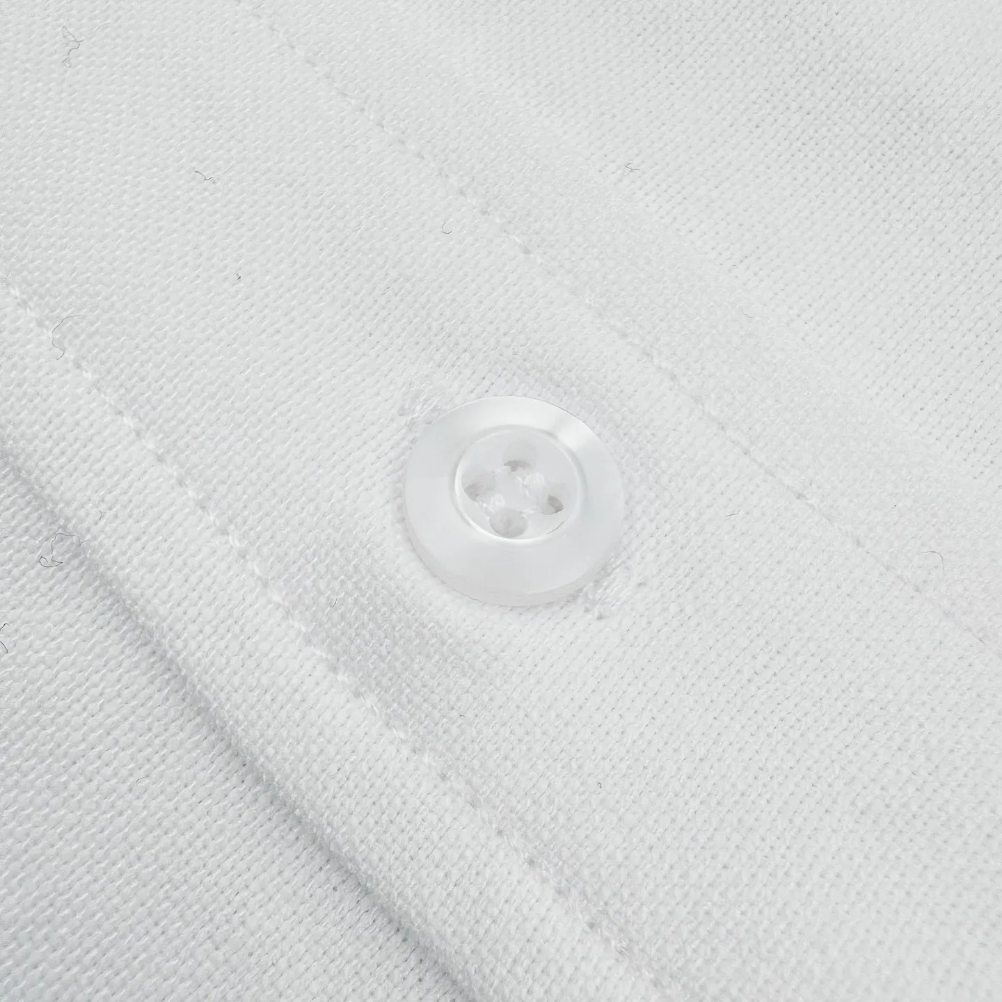 Ami Paris love embroidered short-sleeved shirt (White) was originally purchased for 2,500 and developed. The fabric is made of custom-made luxury Oxford cloth. It has excellent texture and is comfortable and close to the skin. It is pure white and interprets the ultimate elegance. A bright red love heart jumps out on the chest and is embellished like a work of art. It is casual yet exquisite. It is the ultimate simplification of color and conveys the love and persistence of life. The minimalist shape contains the soul of fashion and adopts imported machine embroidery technology. Using advanced computer control systems and precision mechanical components, Ami's love embroidery work is realized with high precision. The lines are smooth and delicate, and the fabrics have been washed. It has a better hand feel and texture, is not easy to deform, is not easy to shrink, is not easy to fade, and maintains long-term beauty. Size:S-M-L-XL